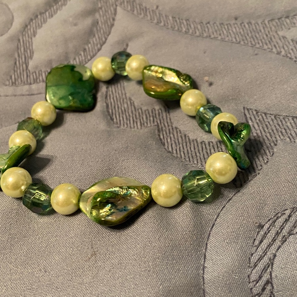 Green stone stretch bracelet